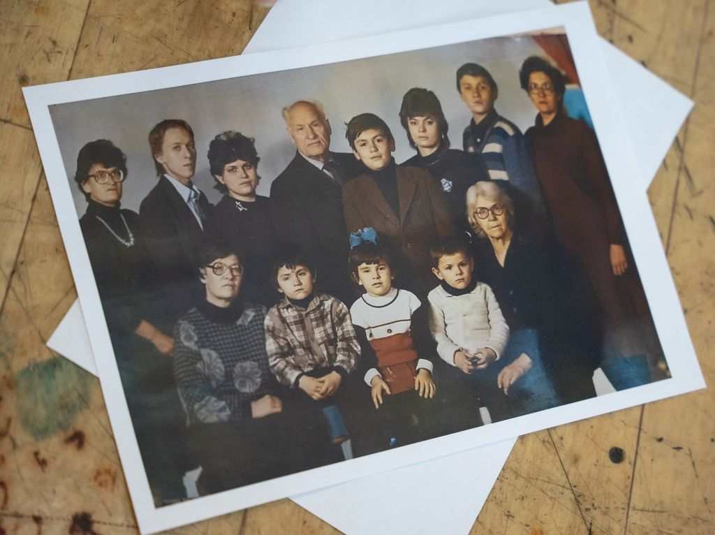 Большая семья Романа Ананьевича Болошенко. Мария Цветкова в верхнем ряду, третья справа