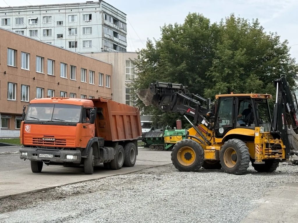 Тяжелая техника КТСК сменилась техникой дорожников 