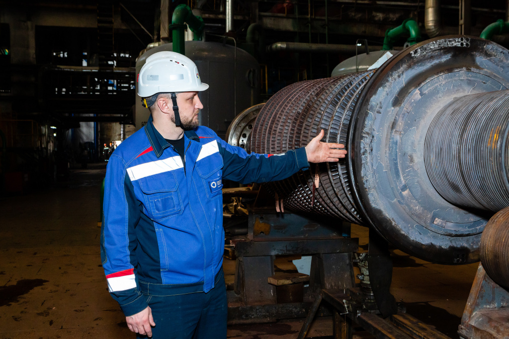 Юрий Гусев объясняет принцип ремонта ротора турбины