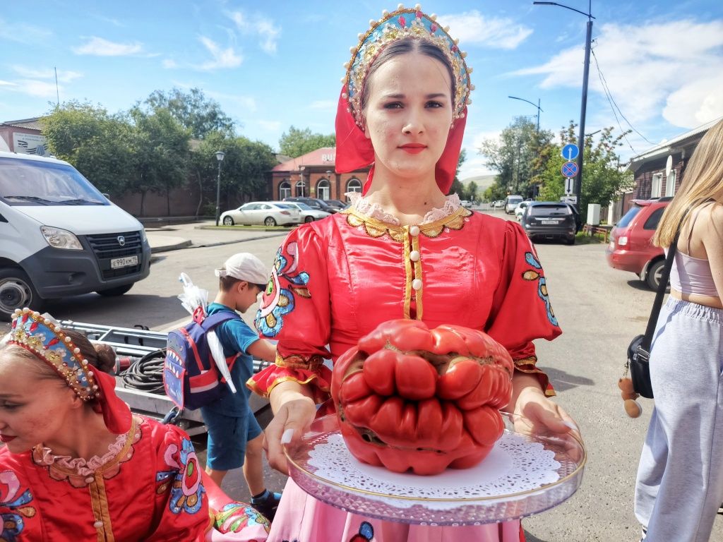 Рекордсмен конкурса на самый большой помидор Рекордсмен конкурса на самый большой помидор