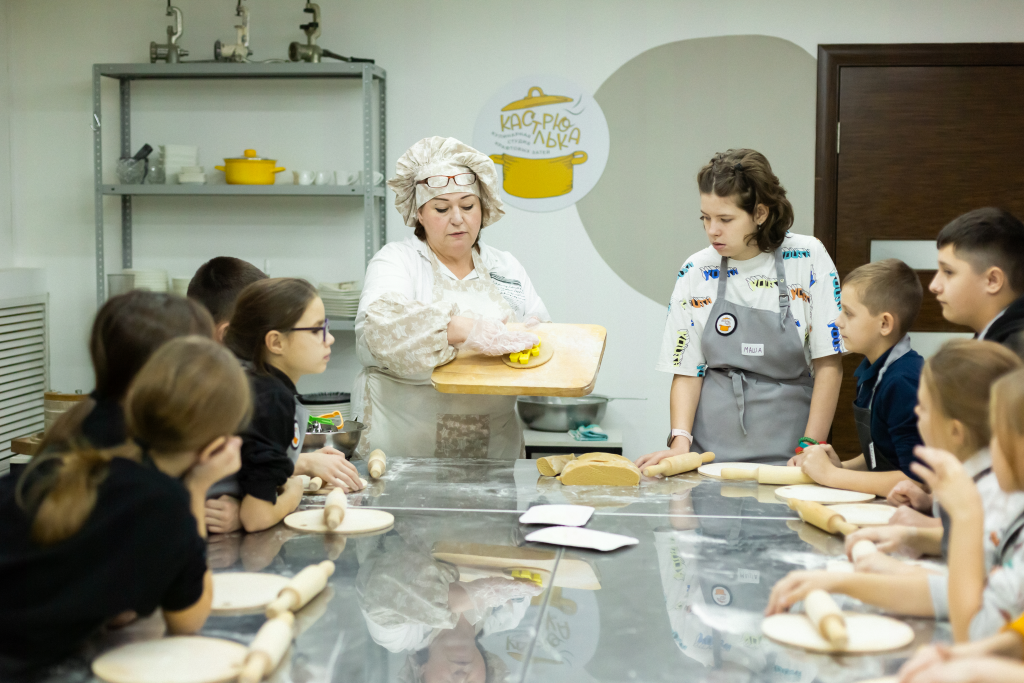 Кулинары поделились с детьми секретом приготовления традиционного новогоднего пряника 