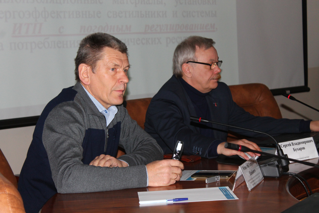 Алексей Шибанов (на фото слева) отметил, что развитие системы погодного регулирования может на треть снизить плату за тепло
