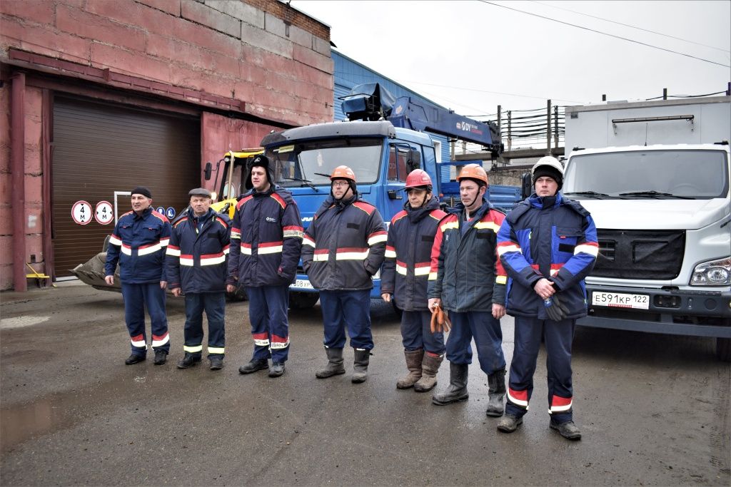 Водители и ремонтный персонал оперативно-ремонтной бригады СГК готовы к выезду на место порыва. Координаторы работ уже находятся на месте обнаружения дефекта