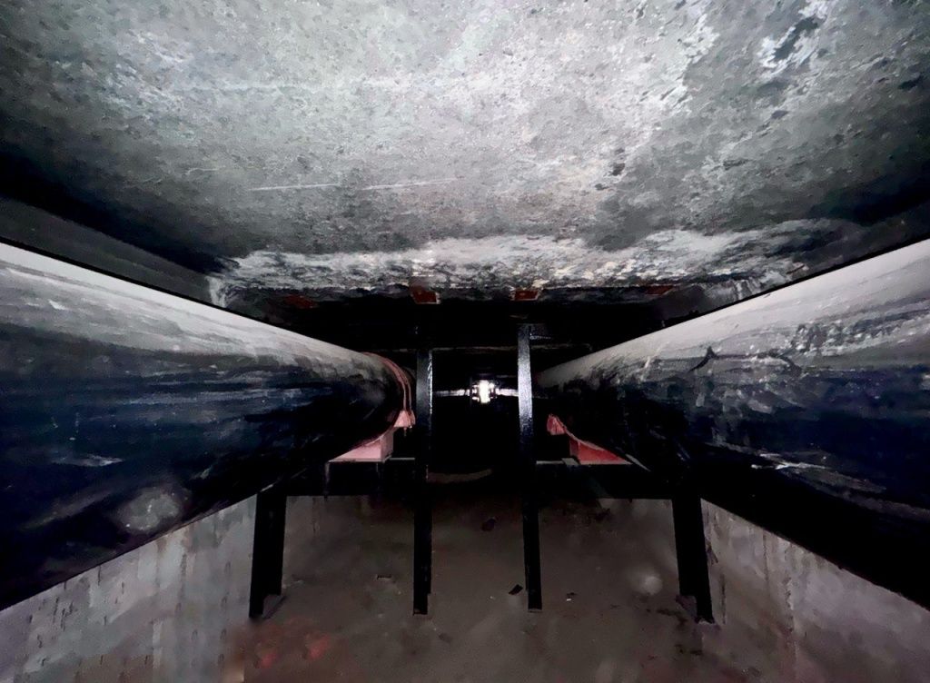 Трубы диаметром 600 мм расположены в подземном проходном канале Трубы диаметром 600 мм расположены в подземном проходном канале