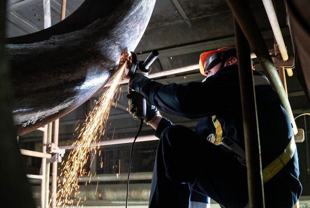 В ремонте энергоблока задействовано до 200 специалистов, На фото &mdash; зачистка поверхности трубопроводов котла
