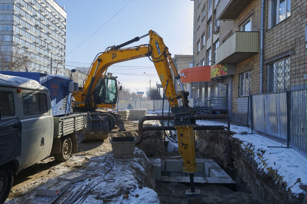 В 2022 году СГК начала обновлять красноярские теплосети ещё в феврале. На фото — работы в Ряузовском переулке в центре города
