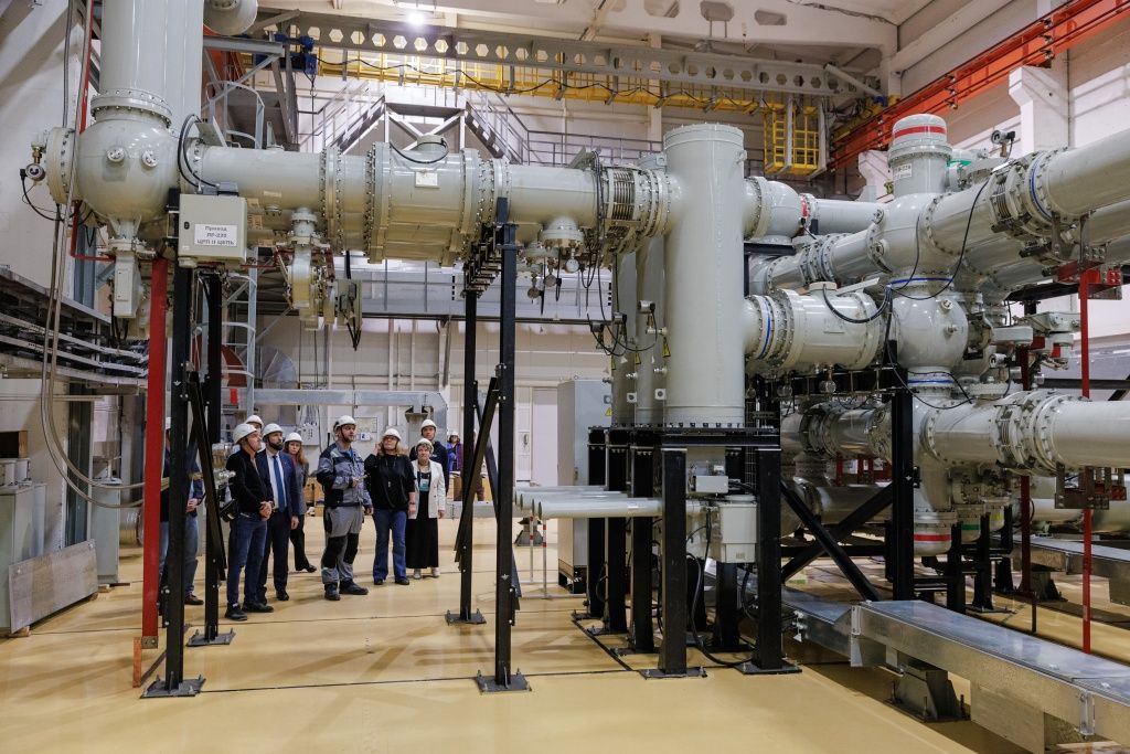 Участники экскурсии побывали в закрытом распределительном устройстве, которое было введено в работу в 2012 году