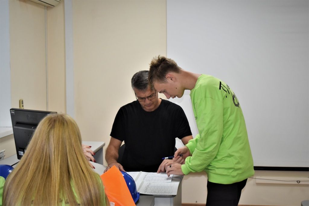 С инструктажем по охране труда и технике безопасности ознакомлен!