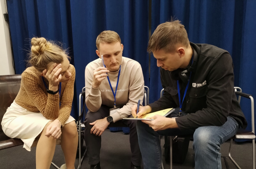 Программа обучения включает не только теоретическую подготовку, но и практику, где участники отрабатывают реальные производственные ситуации. Обучение проходит в формате тренинга, что способствует быстрому усвоению знаний и поддержанию интереса сотрудников на протяжении всего процесса обучения