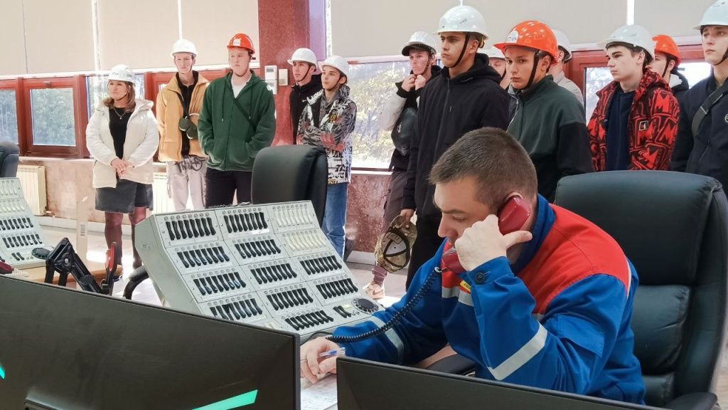 Работа ведётся в круглосуточном режиме. Пока студенты знакомятся с техническими показателями станции, начальники смены продолжают нести вахту