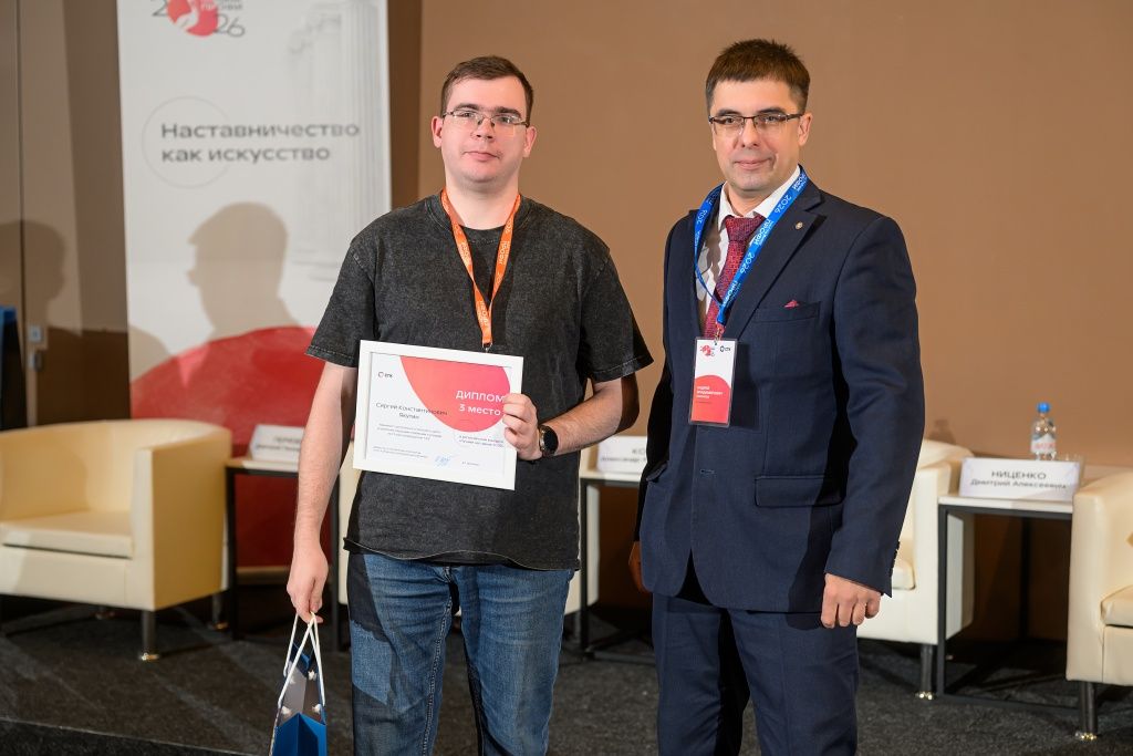 Машинист центрального теплового щита Ново-Кемеровской ТЭЦ Сергей Якутин и директор по производству &ndash; главный инженер &laquo;Кузбассэнерго&raquo; Андрей Бабенков