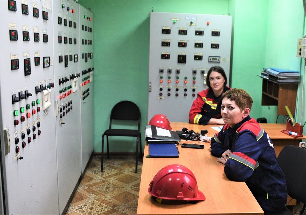 Машинисты щита управления котельным оборудованием. На смене &mdash; два машиниста 