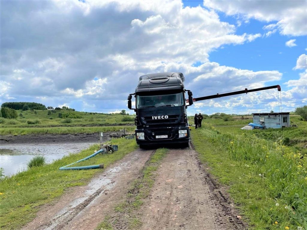 Слева &mdash; секция, где находится рыба и откуда потихоньку спускают воду. Справа &mdash; секция вылова рыбы