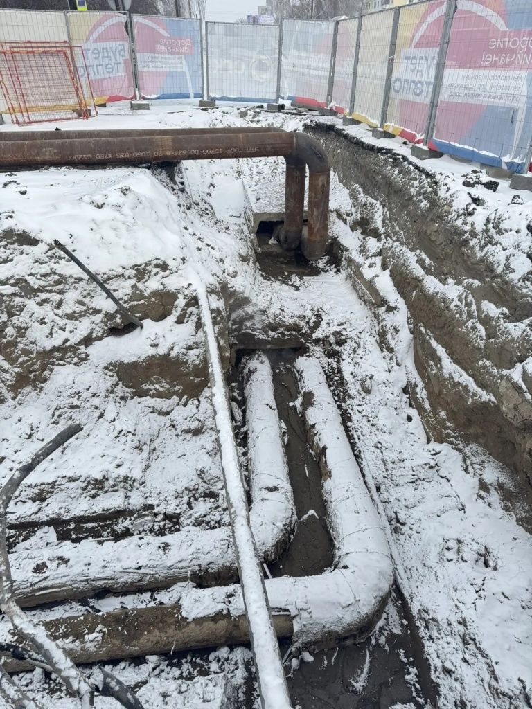 Вот такой трубопровод обнаружили бийские теплоэнергетики на месте плановых ремонтных работ по улице Промышленной под действующей теплосетью