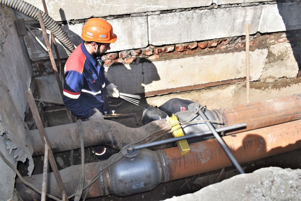 Оперативно-ремонтная бригада Приобского сетевого района устраняет дефект в районе Дворца химиков