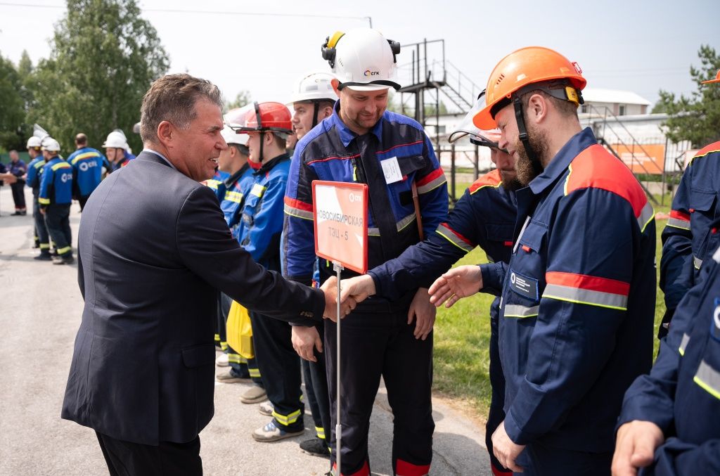 Поздравил победителей директор Новосибирской ТЭЦ-5 Олег Зыков