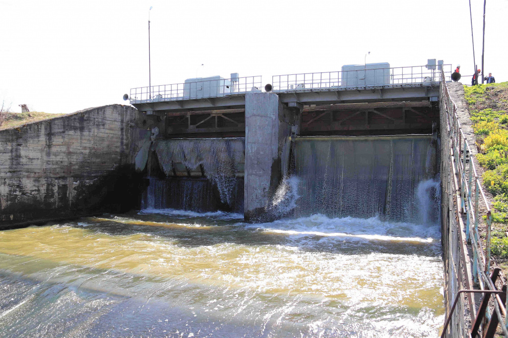 От уровня воды в техническом водохранилище Приморской ГРЭС зависит выработка электроэнергии и тепла