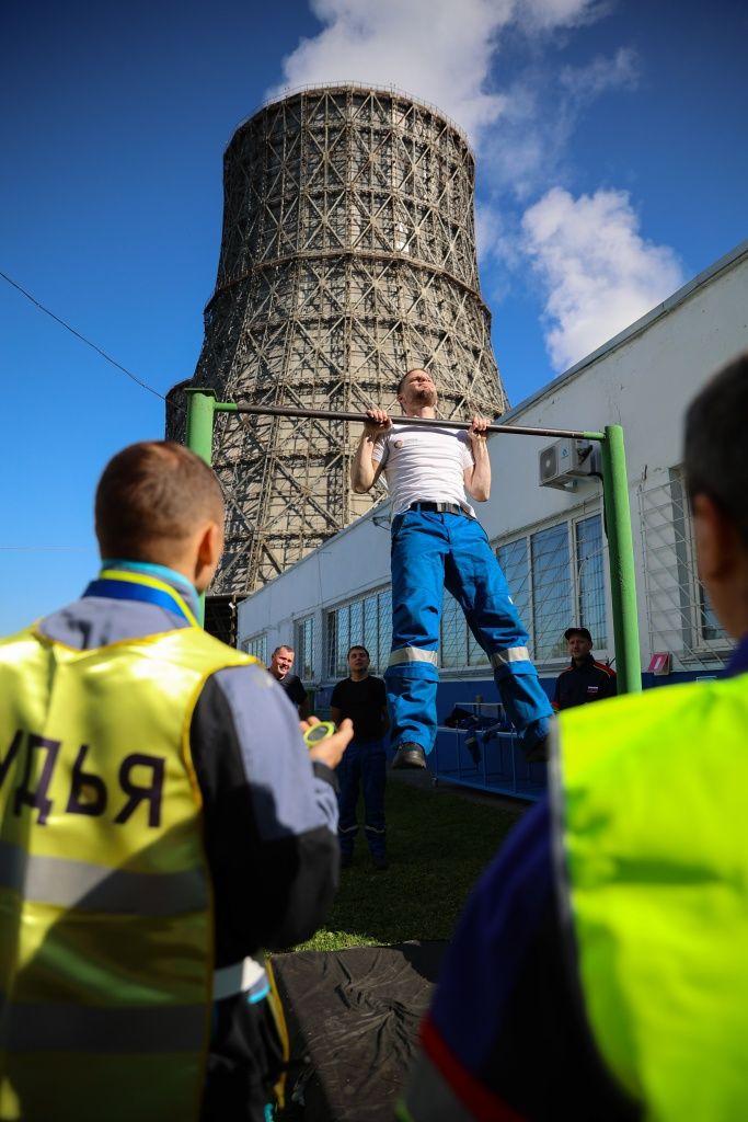 Выполнение силового упражнения на перекладине