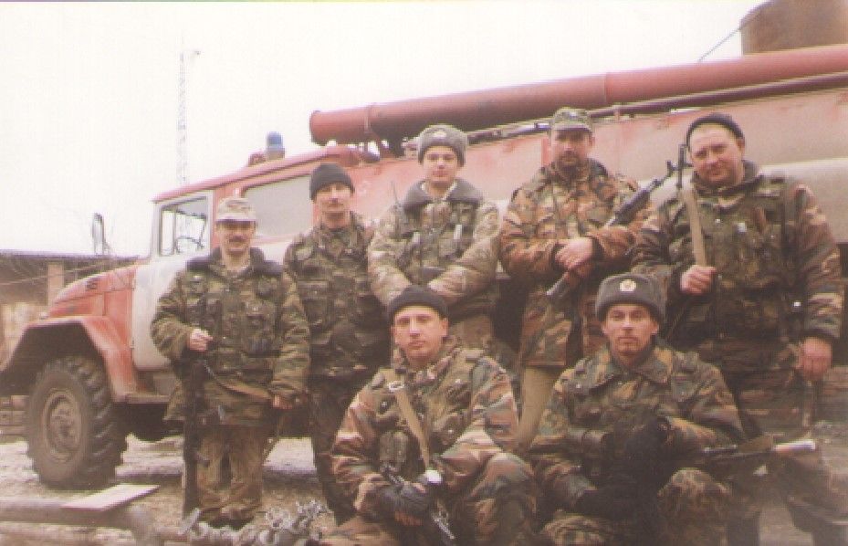 Виталий Верстунин с товарищами по службе в командировке в Чеченской Республике 