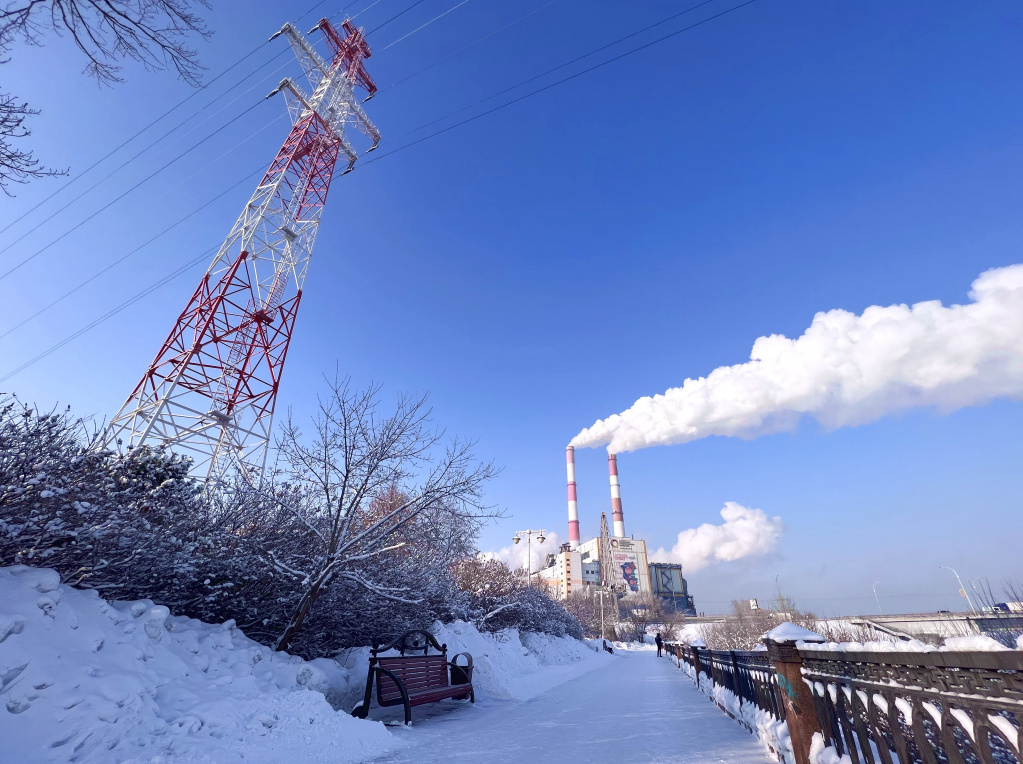 Одна из опор возле Кемеровской ГРЭС, по которой высоковольтные провода тянутся на правый берег реки Томь