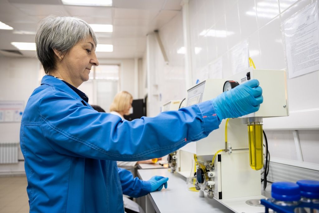 Со временем масло начинает накапливать в себе примеси и перестает выполнять свои функции. Поэтому так важно следить за его качеством. Чтобы определить степень загрязнения жидкости микрочастицами, используют специальный анализатор механических примесей ГРАН-152. Масло прогоняют через прибор, результаты выводятся на экран и печатаются на мини-принтере Со временем масло начинает накапливать в себе примеси и перестает выполнять свои функции. Поэтому так важно следить за его качеством. Чтобы определить степень загрязнения жидкости микрочастицами, используют специальный анализатор механических примесей ГРАН-152. Масло прогоняют через прибор, результаты выводятся на экран и печатаются на мини-принтере