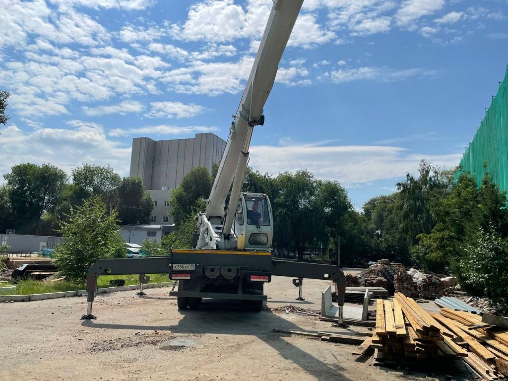 Синхронизация капитального ремонта школы и замены инженерных сетей позволяет использовать на участке ремонтов тяжелую технику для ускорения работ