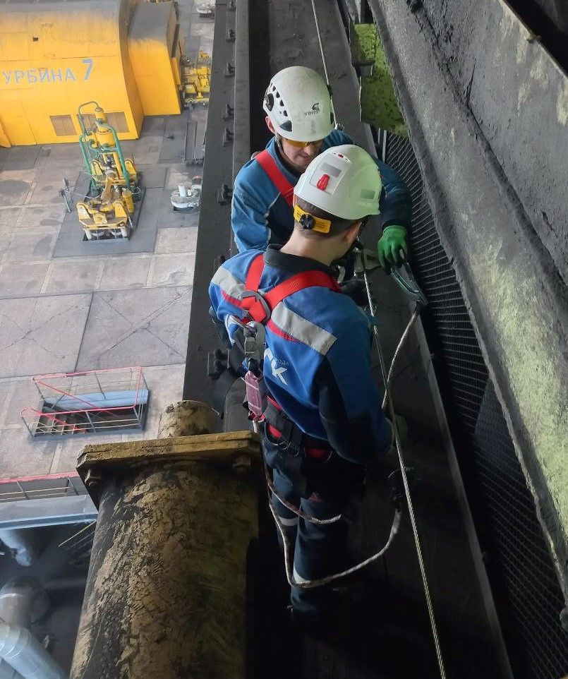 На крановых путях мостовых кранов используется анкерная линия на базе стального троса 