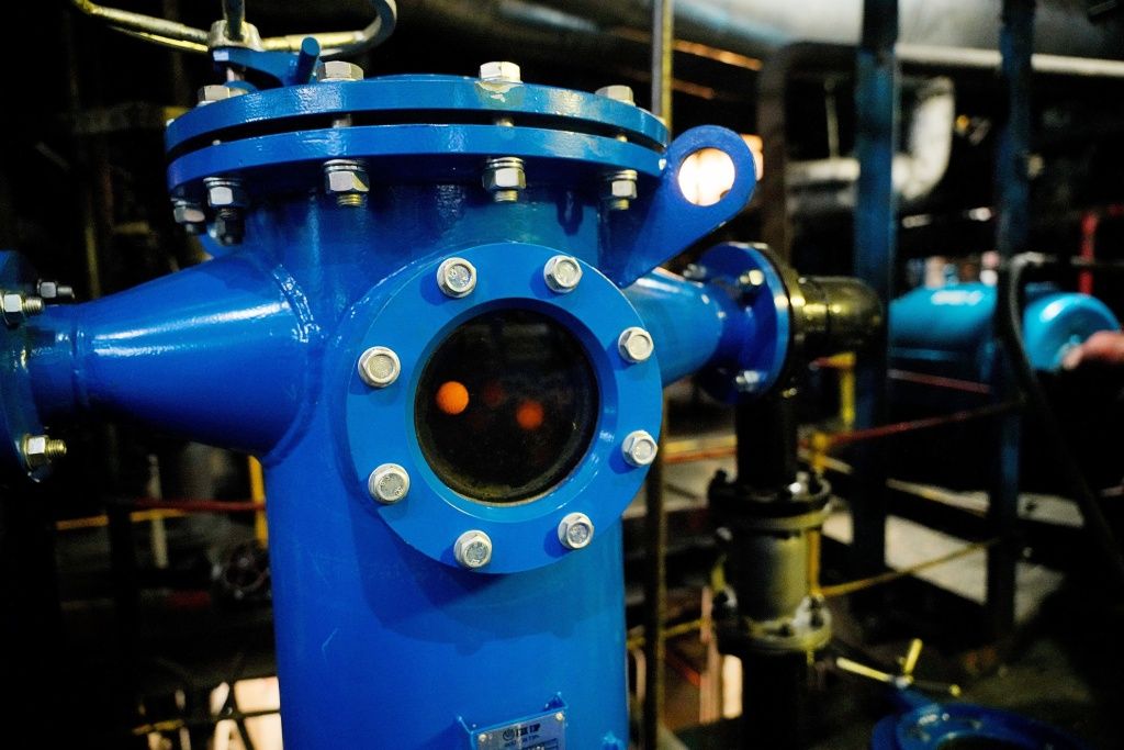 Шарики чистят теплообменные трубки во время работы энергоблока 