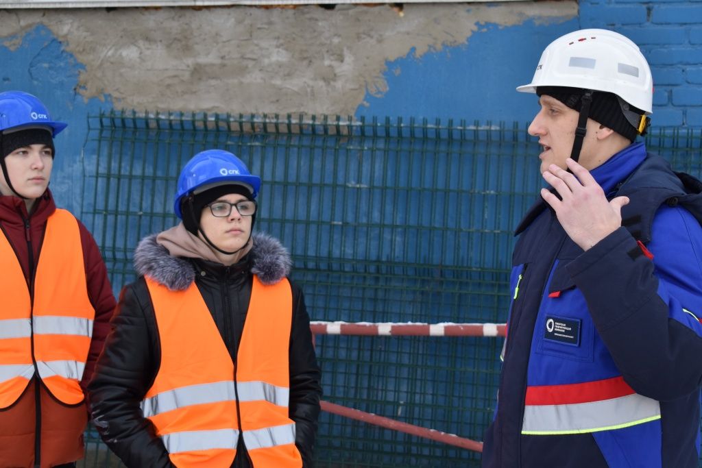 Начальник Приобского сетевого района Алексей Бочкарев рассказывает ребятам из Центра талантов &laquo;Бийск&raquo; про городскую систему теплоснабжения 