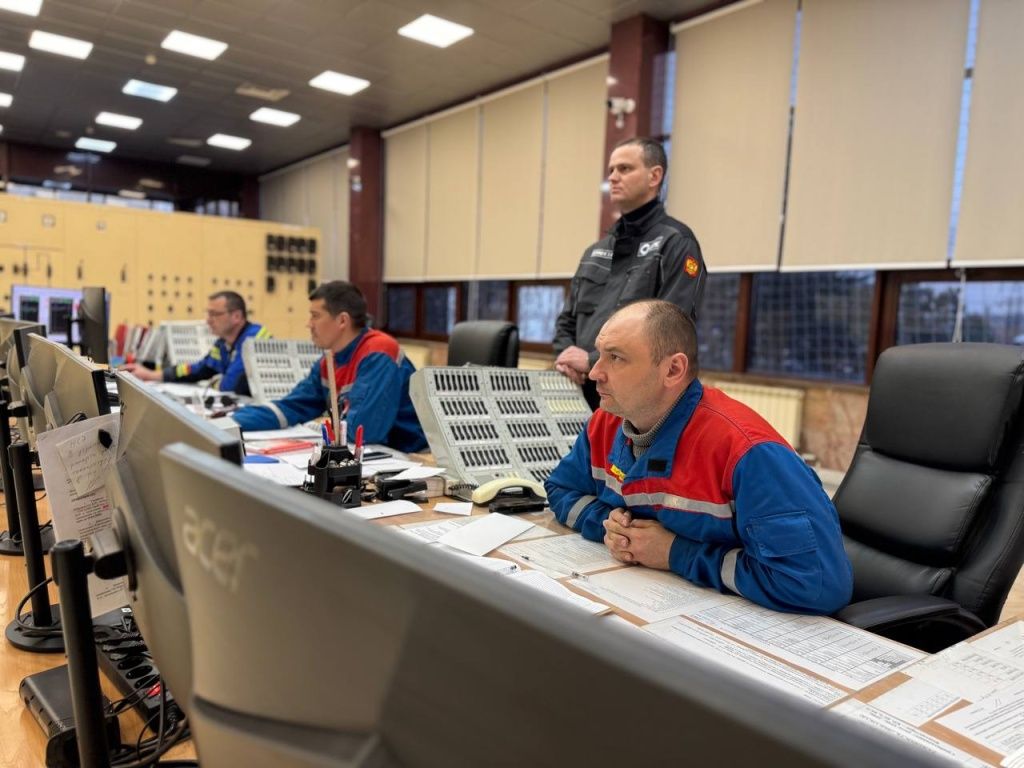 Главный щит управления Приморской ГРЭС. Здесь видны все параметры станции