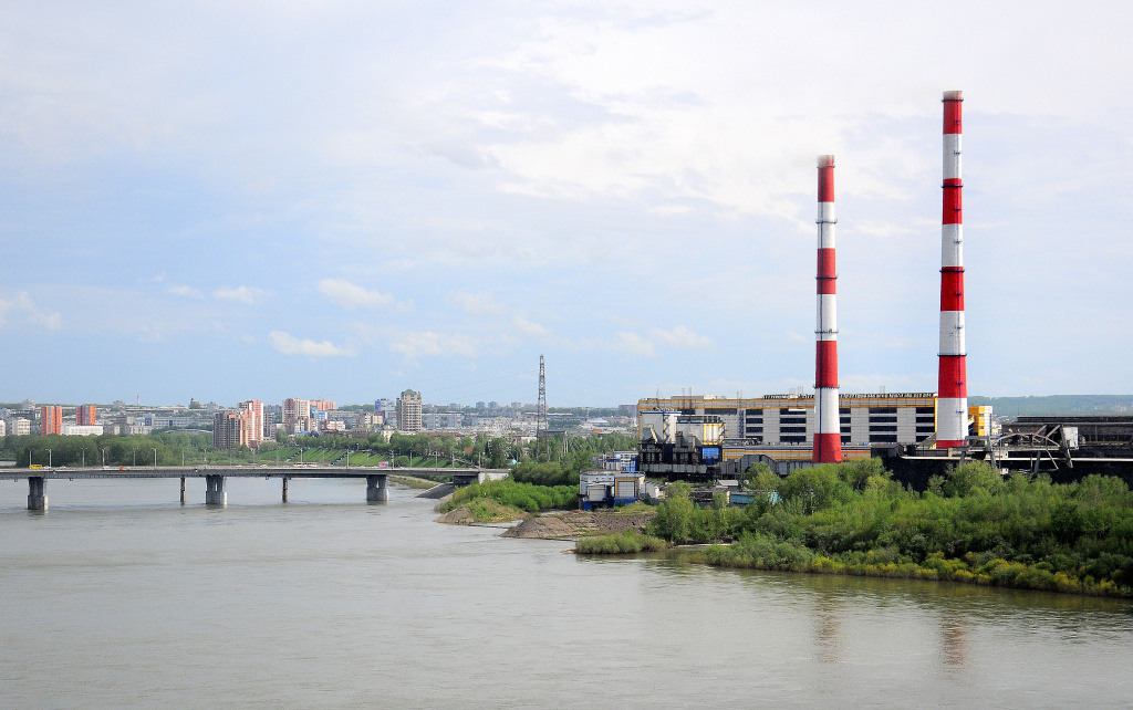 На фото: Кемеровская ГРЭС, которая расположена на берегу Томи. При строительстве электростанции учитывалось наличие рядом реки