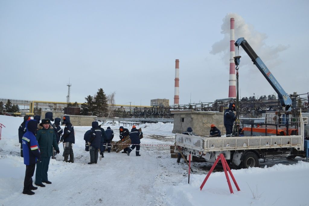 Из-за мороза разлитый мазут и загрязнённый грунт пришлось собирать с помощью спецтехники 
