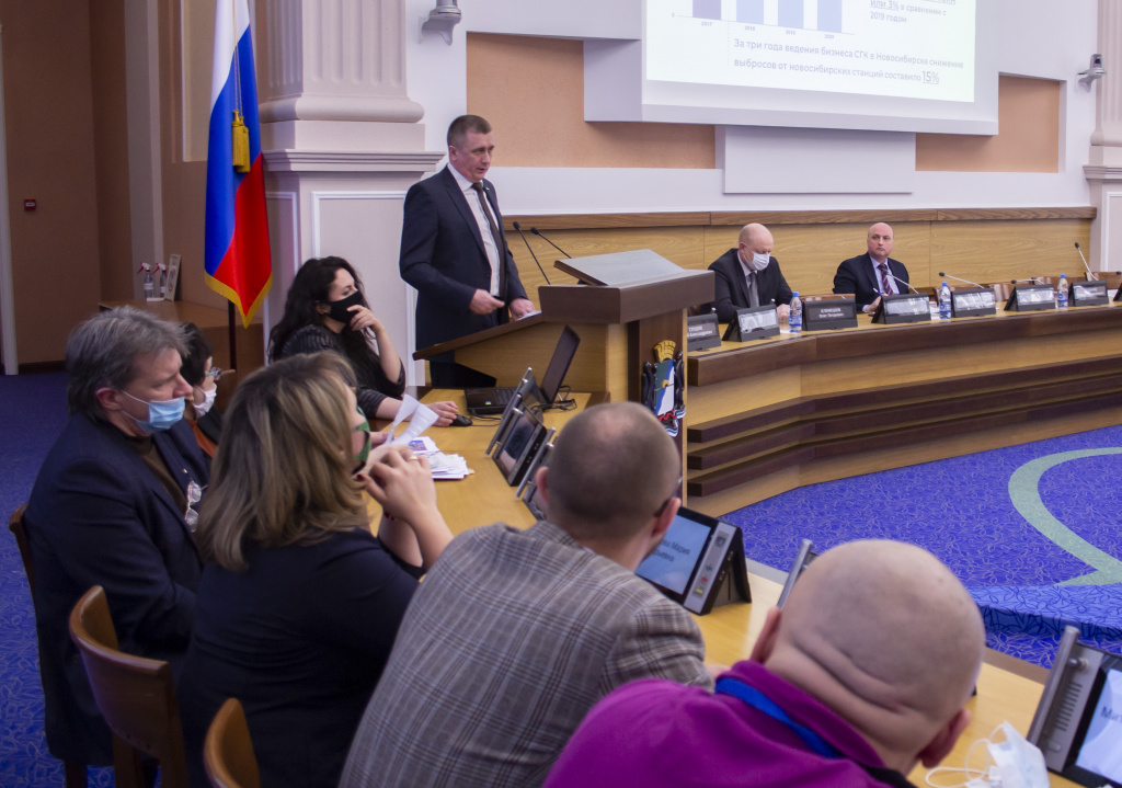 Андрей Колмаков (на фото — на трибуне) пригласил общественников и депутатов принять участие в замерах выбросов на ТЭЦ