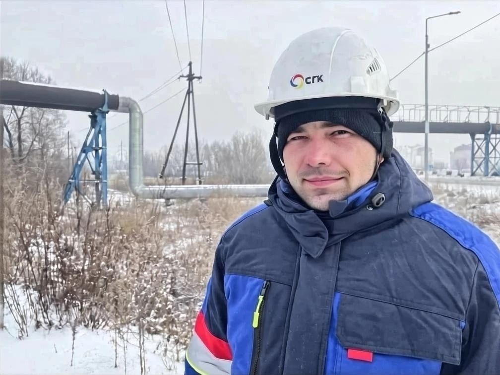 Мастер ЮСТК Сергей Макаренко с бригадой специалистов проверяет компенсаторы в Абакане