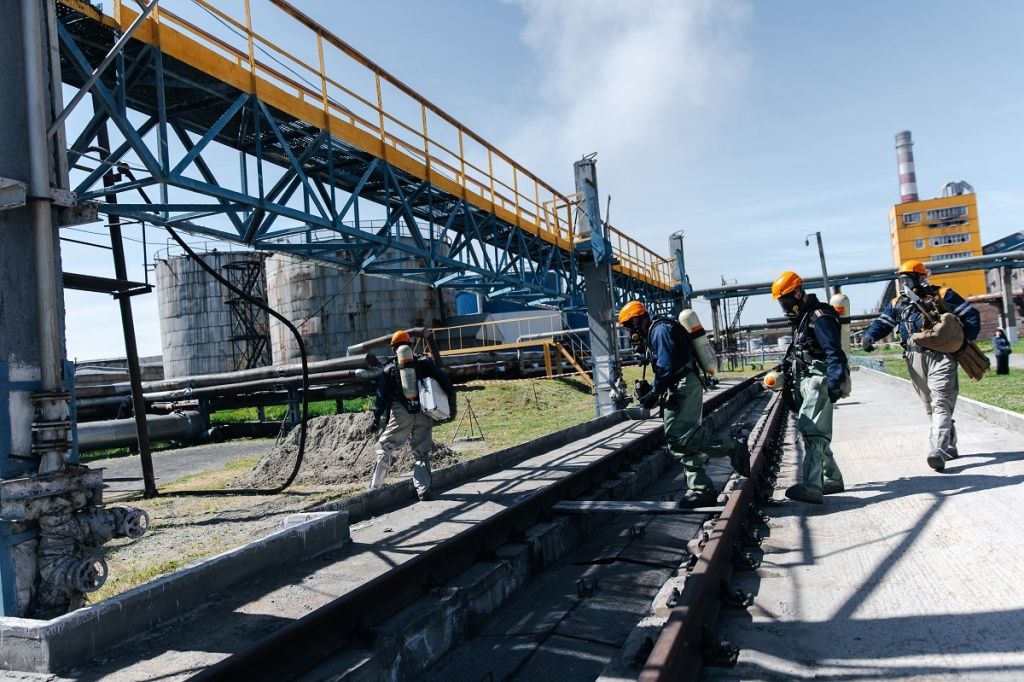 На месте разлива мазута работают специалисты профессионального аварийно-спасательного формирования &laquo;Сибирь ПАСФ&raquo;