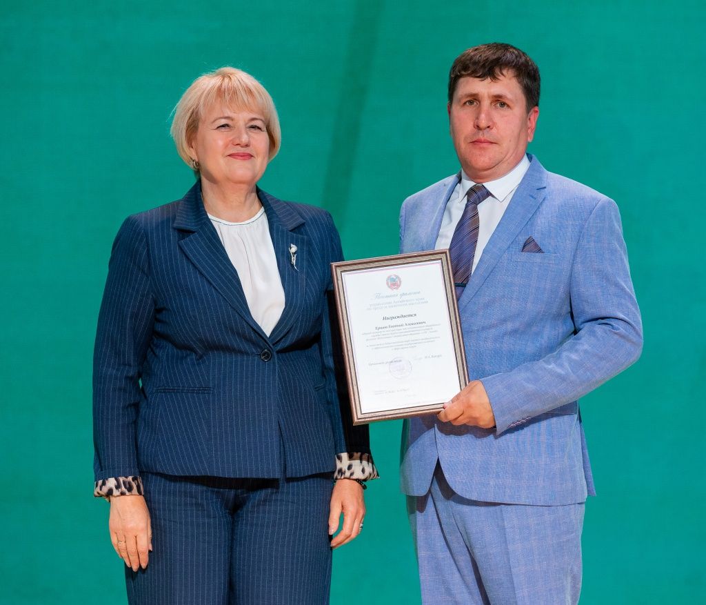 Почётной грамотой управления Алтайского края по труду и занятости населения отмечен ведущий инженер по эксплуатации теплотехнического оборудования службы охраны труда и производственного контроля &laquo;Бийскэнерго&raquo; Евгений Ершов