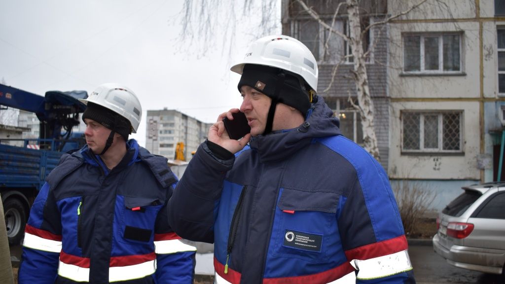 Начальник Восточного района теплосетей Дмитрий Яковлев докладывает диспетчеру СГК о ходе работ по устранению дефекта