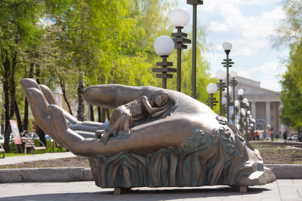 Скультурная композиция «Колыбель» в центре Кемерова. Она символизирует материнскую заботу о детях. А готовы ли сегодня люди объединиться и столь же трепетно относиться к матери-природе?