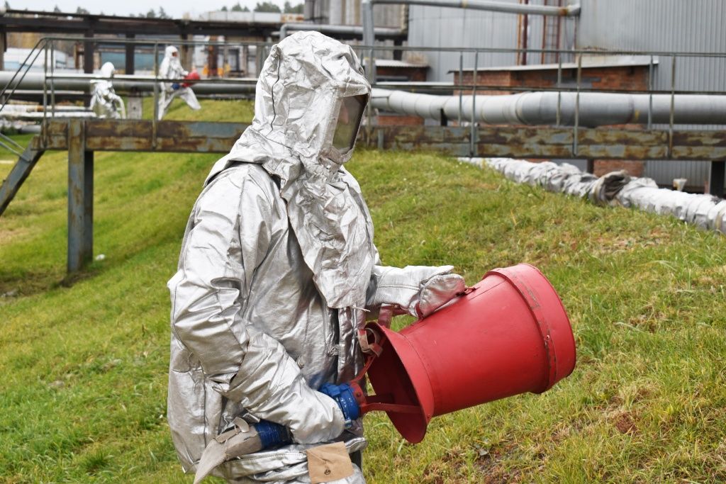 Пожарные на изготовке: с помощью пенящегося состава они локализуют вредные испарения