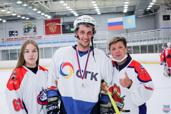 Алексей также отстаивает на льду честь «Боровских медведей». Болельщики этой команды пришли поддержать хоккеиста в борьбе за Кубок