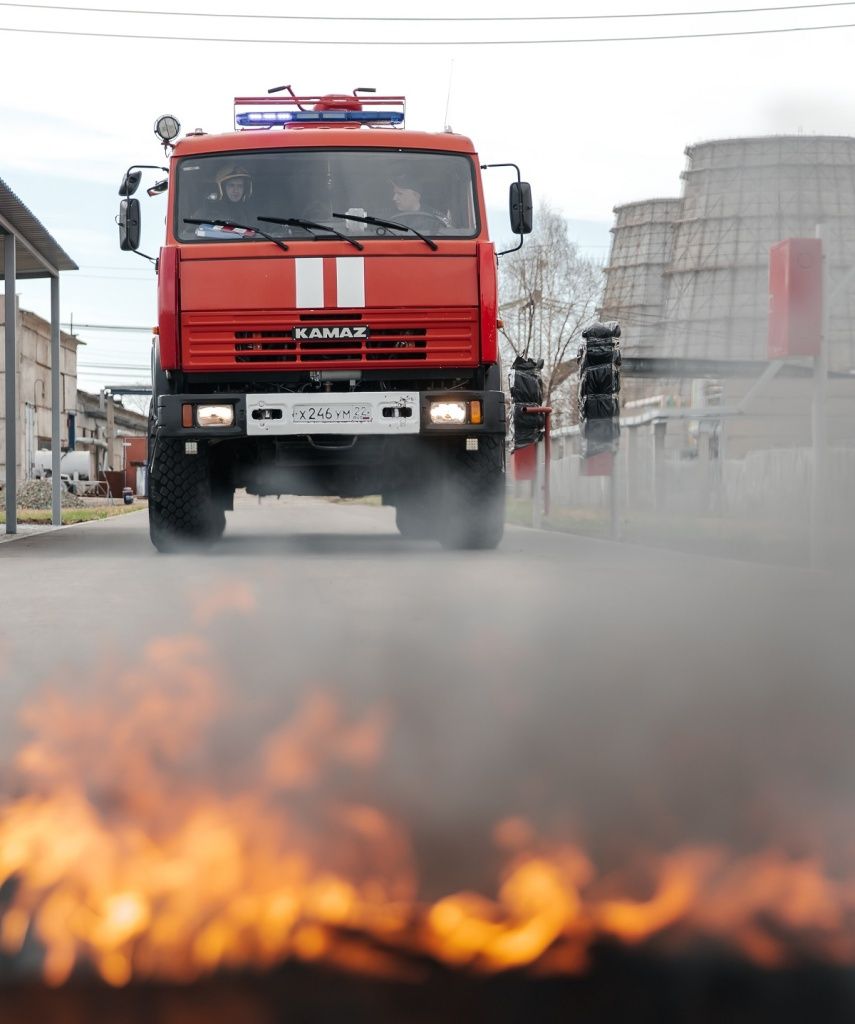 На место возгорания прибывает пожарный расчет