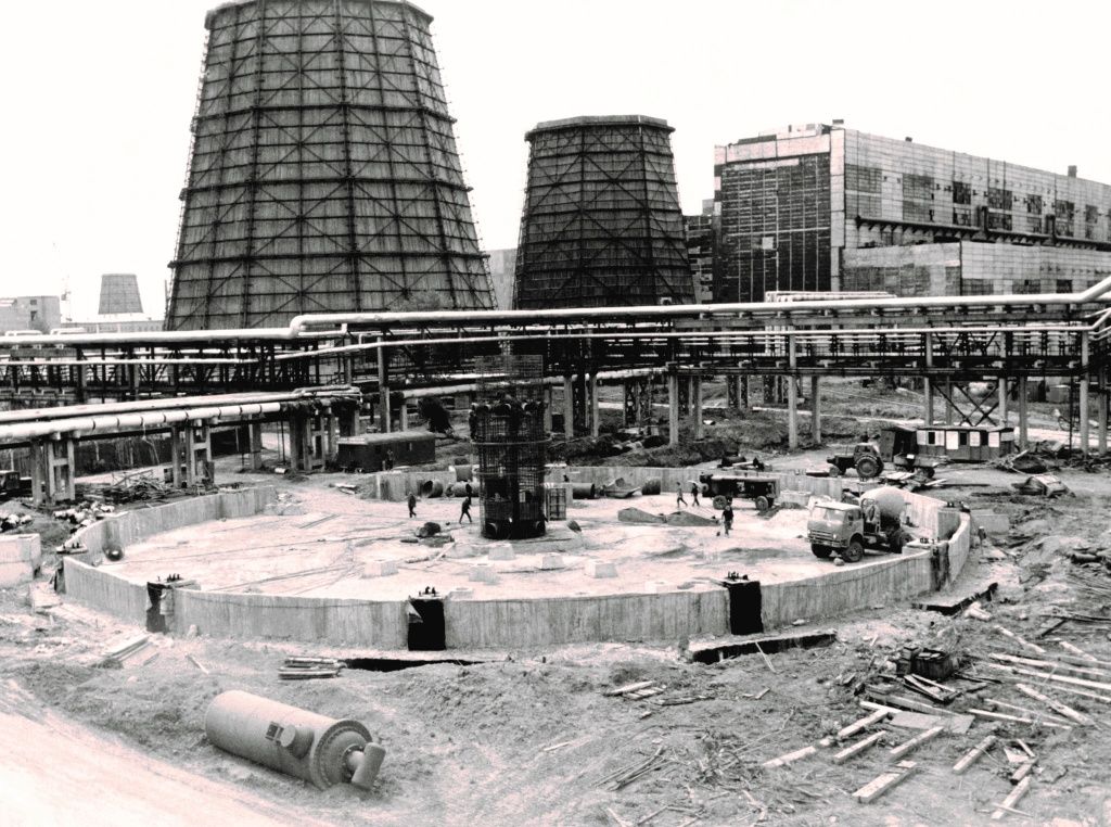 Строительство одной из градирен. Охладительные башни можно увидеть с противоположного берега Томи, набережной Кировского района