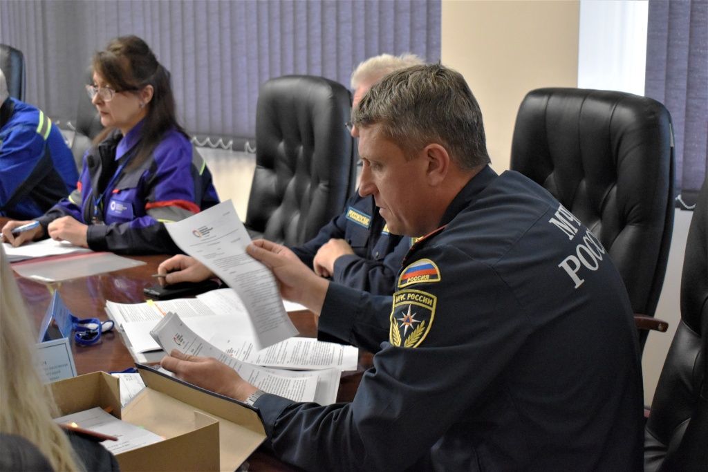 Представители МЧС знакомятся с условиями проведения учений на Бийской ТЭЦ