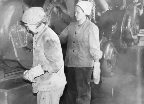 Сотрудницы турбинного цеха ТЭЦ-3 в военные годы