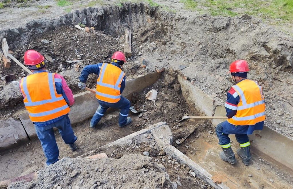 На старых участках теплосетей расчистку каналов приходится вести вручную, а это также влияет на сроки ремонта
