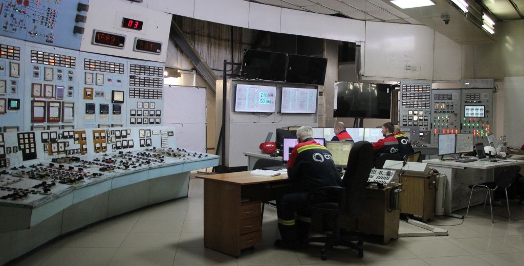 Блочный щит №3: справа &mdash; система автоматизированного управления блоком №5, слева &mdash; управление блоком №6 пока ещё в ручном режиме