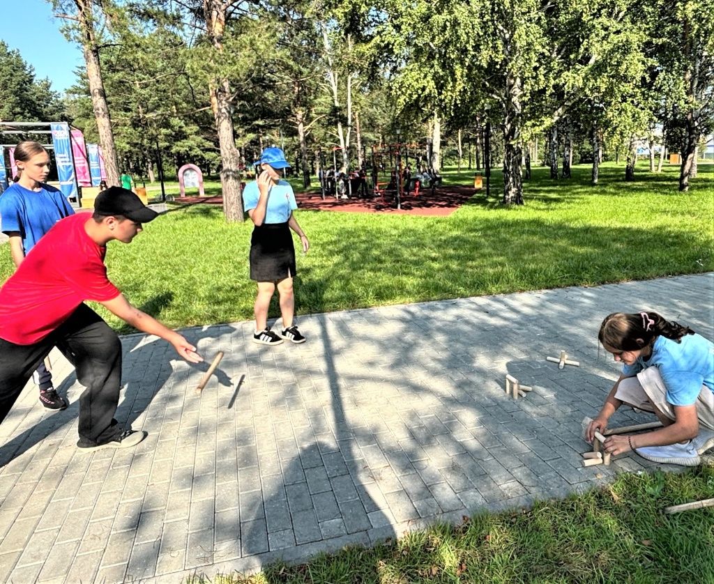 Игра &laquo;Городки&raquo; требует меткости и собранности. А инвентарь здесь нужен самый простой