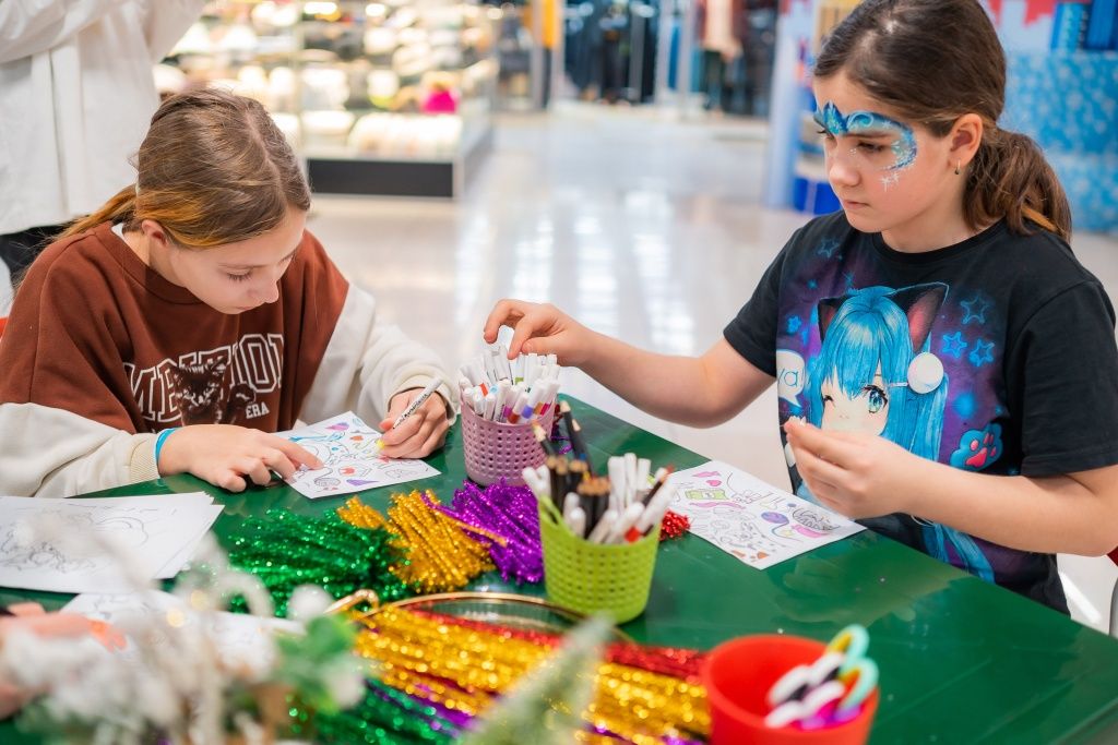 Юных гостей мероприятия ждали мастер-классы и игры. А фирменный стиль &laquo;За живое&raquo; на время превратился в яркую раскраску