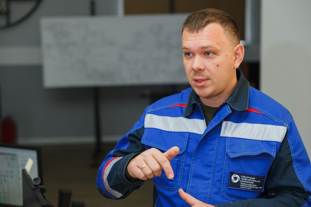 Сергей Куль рассказывает гостям о работе диспетчерского пункта