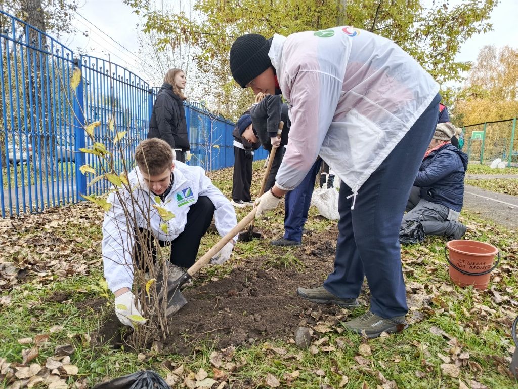 Ребята обещают заботиться и ухаживать за молодыми деревьями